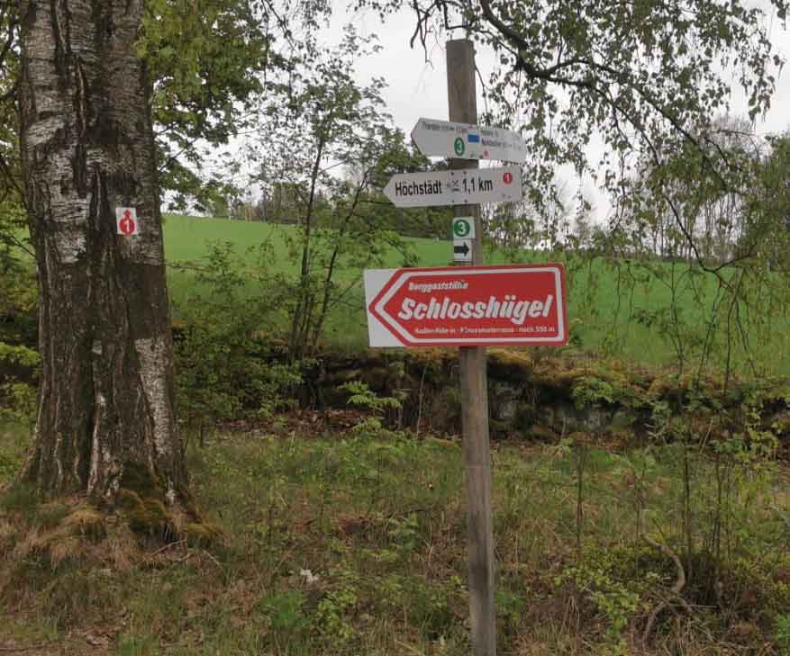 Rund um den Höchstädter Schlosshügel gibt es drei ausgewiesene Wanderwege des Fichtelgebirgsvereins. Die Burgruine Thierstein und die Konradkapelle Höchstädt sind in Sichtweite. Der Brückenradweg ist nur 950 Meter entfernt.